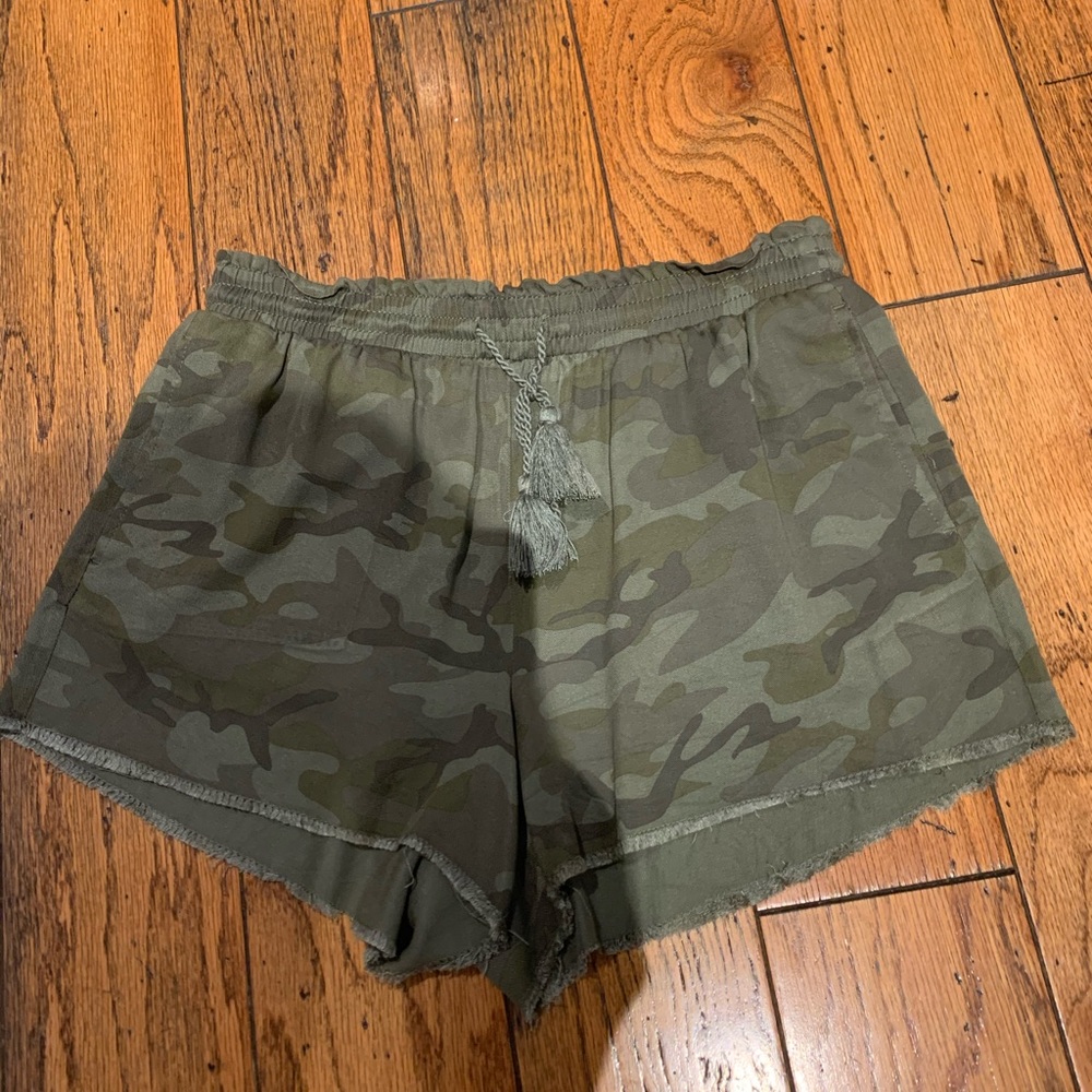 Camo shorts like new